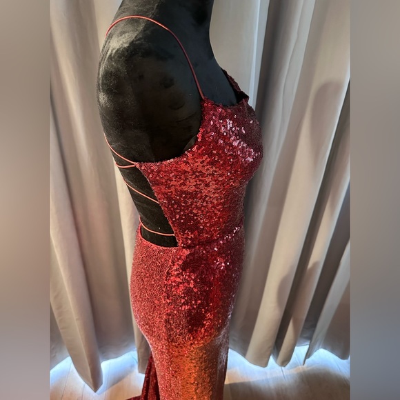 Burgundy sequin formal dress - Picture 4 of 8